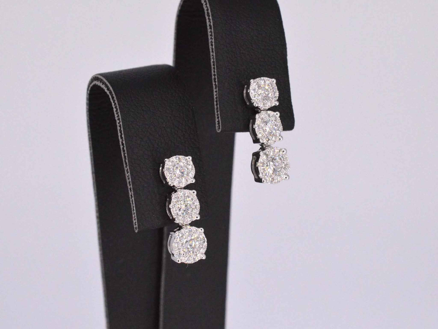 Earrings with three chatons of diamonds