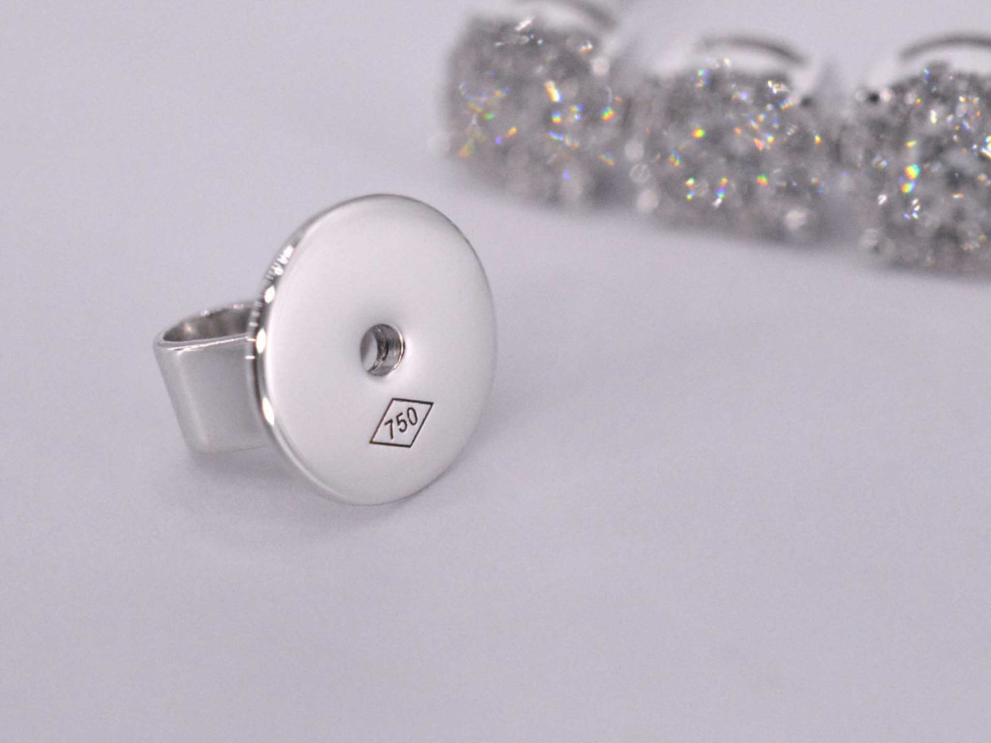 Earrings with three chatons of diamonds