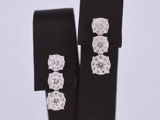 Oorhangers met drie chatons van diamanten