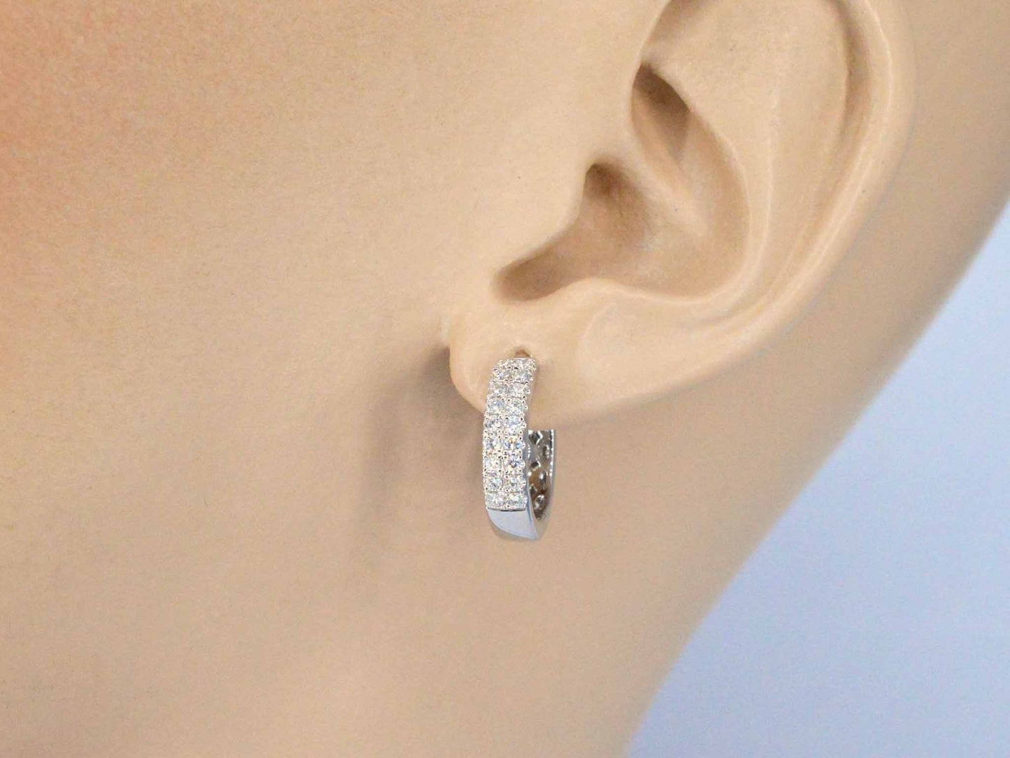 Witgouden creolen met twee rijen diamanten