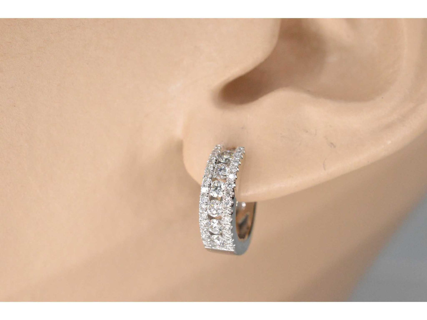 Witgouden creolen met drie rijen diamanten