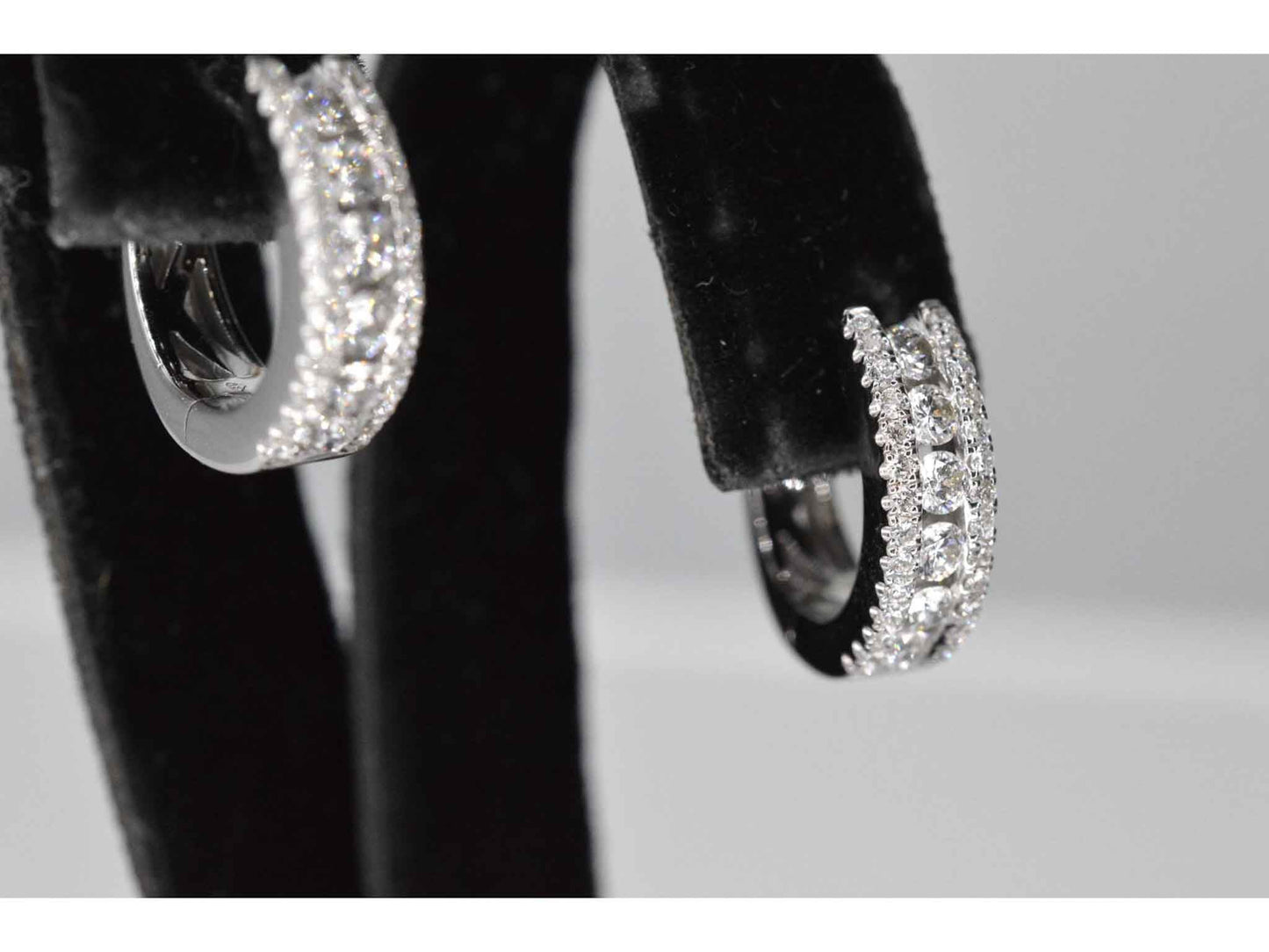 Witgouden creolen met drie rijen diamanten