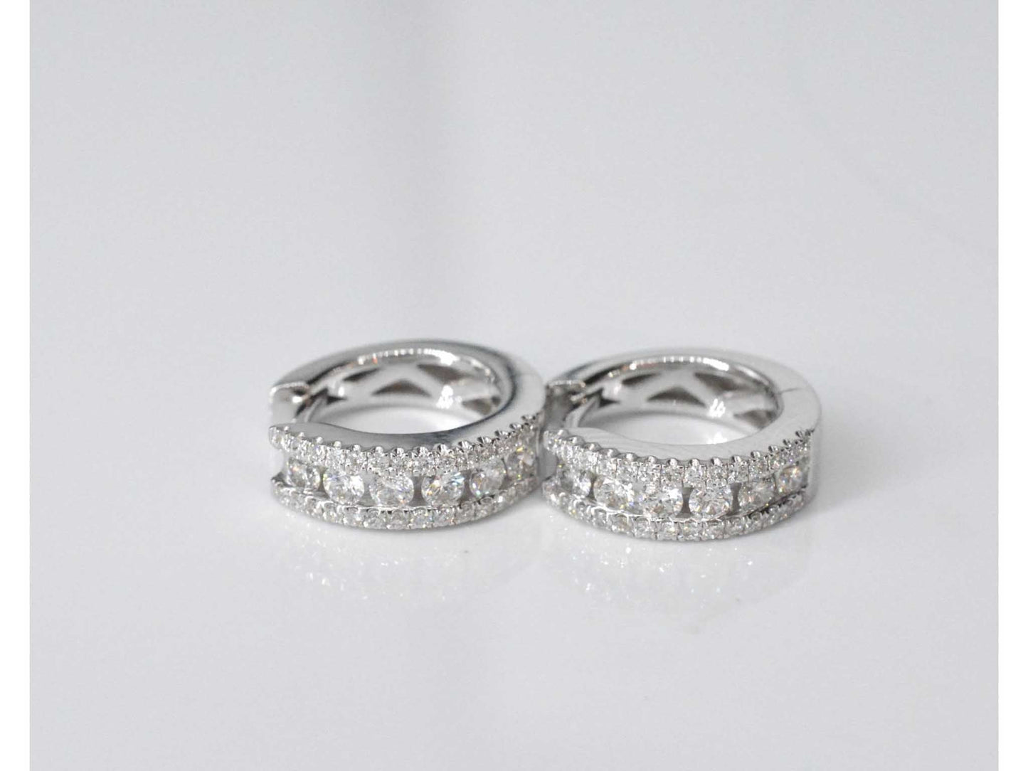 Witgouden creolen met drie rijen diamanten