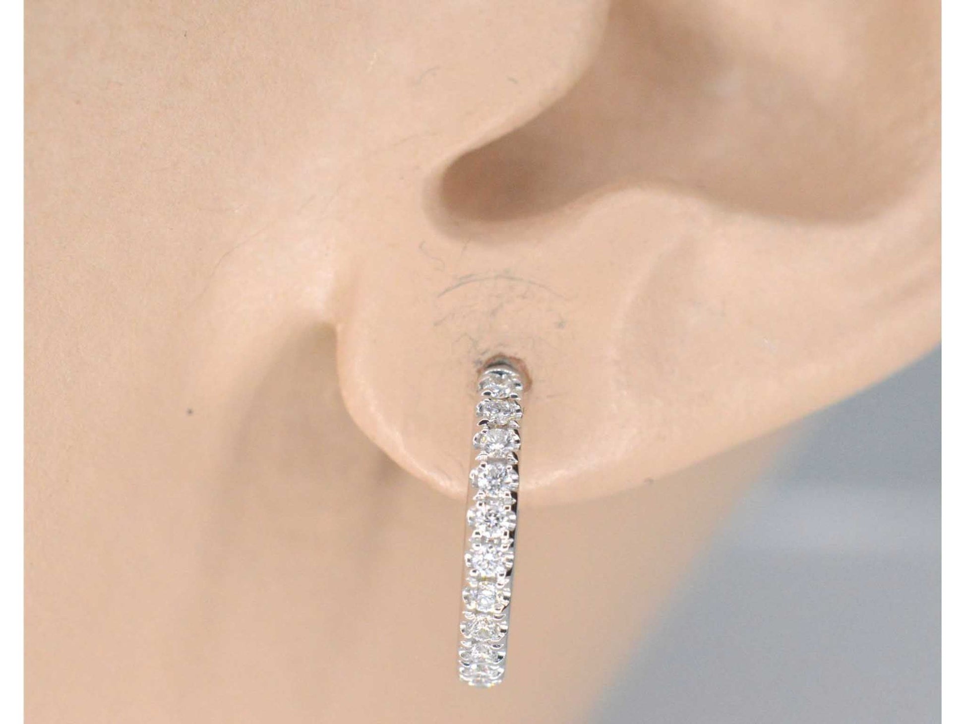 Witgouden creolen met diamanten