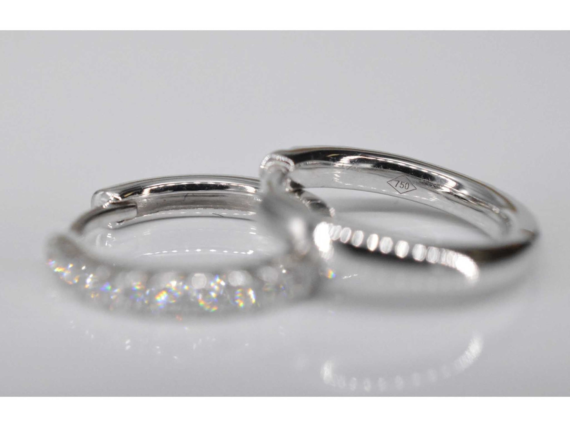 Witgouden creolen met diamanten 1161-3