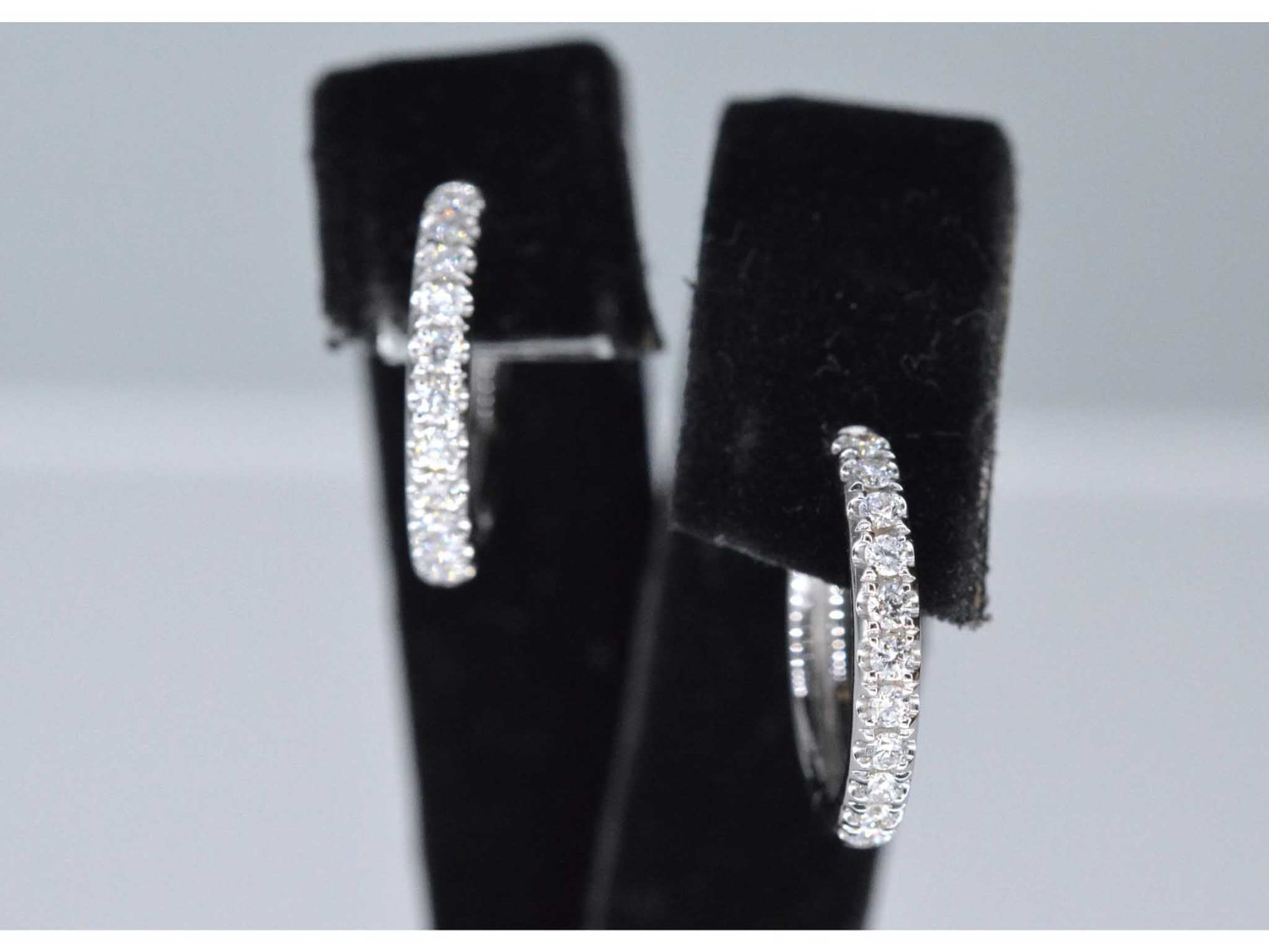 Witgouden creolen met diamanten 1161-4