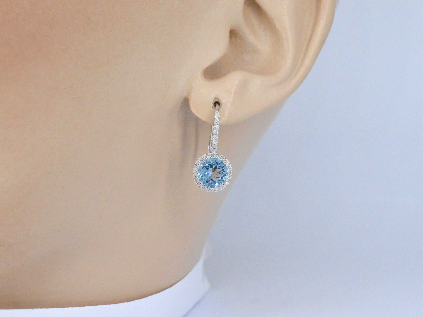 Witgouden entourage oorbellen met grote topazen en diamanten