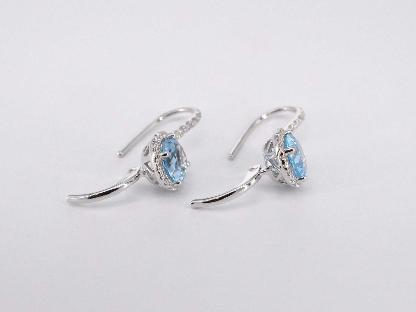 Witgouden entourage oorbellen met grote topazen en diamanten 1162-4