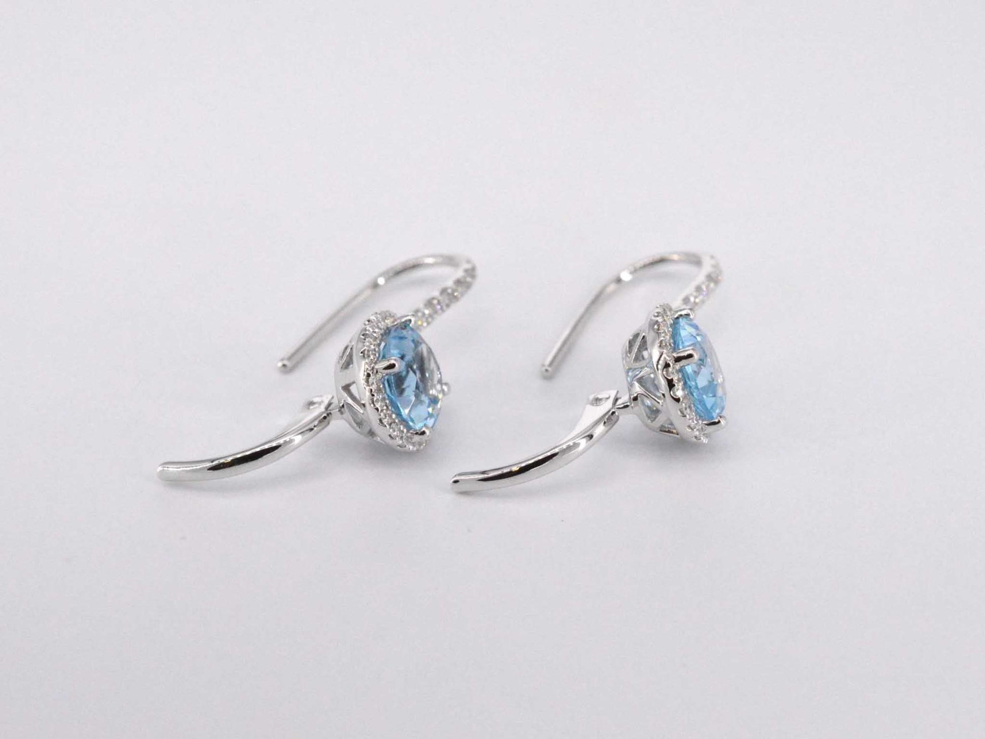 Witgouden entourage oorbellen met grote topazen en diamanten 1162-4