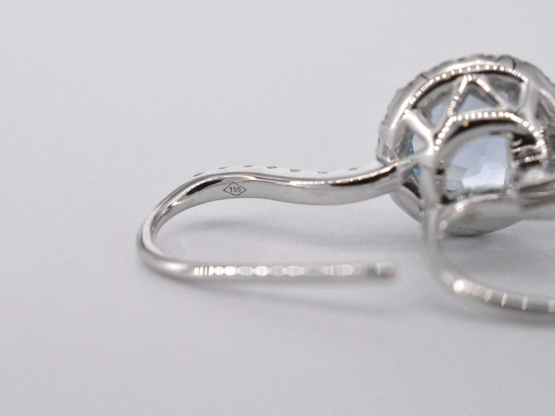 Witgouden entourage oorbellen met grote topazen en diamanten 1162-5