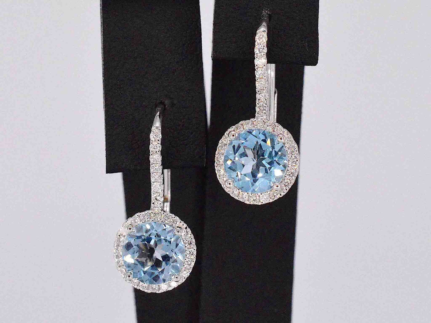 Witgouden entourage oorbellen met grote topazen en diamanten 1162-6