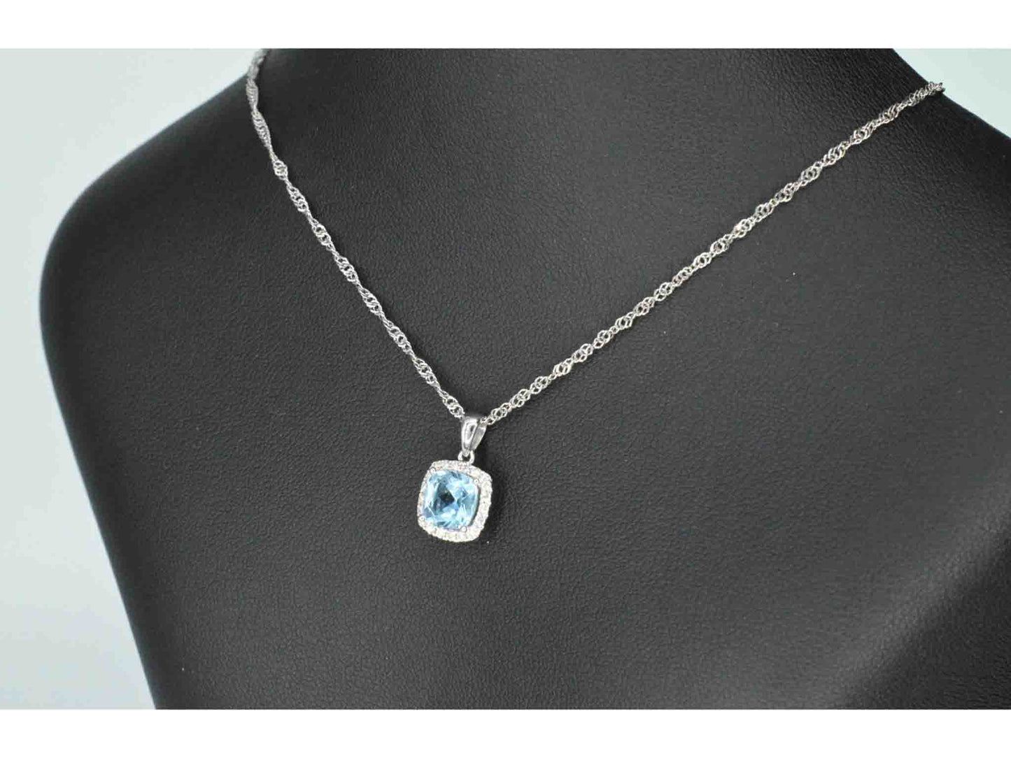 Witgouden entourage hanger bezet met topaas en diamanten 1167-2