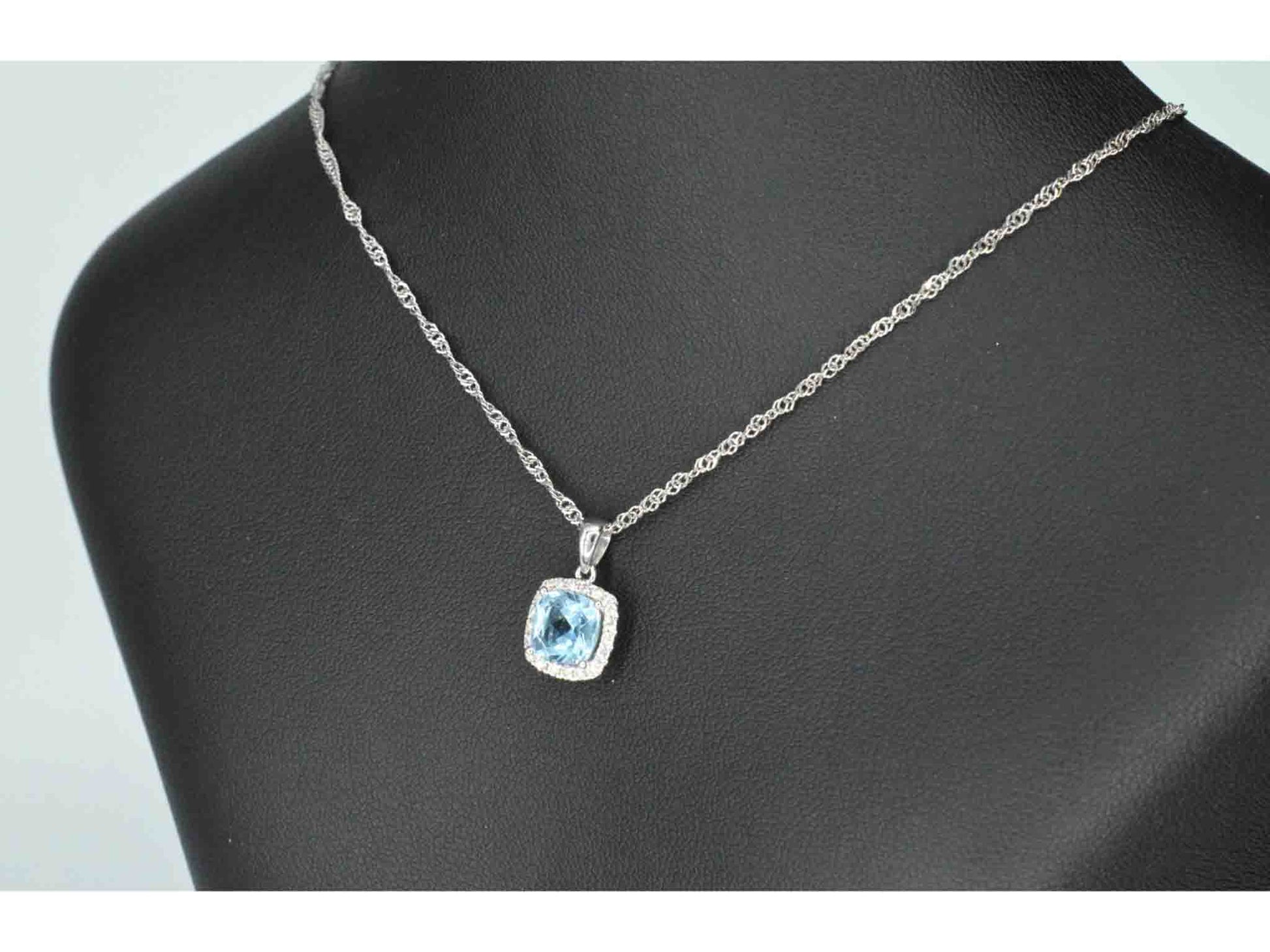 Witgouden entourage hanger bezet met topaas en diamanten 1167-2