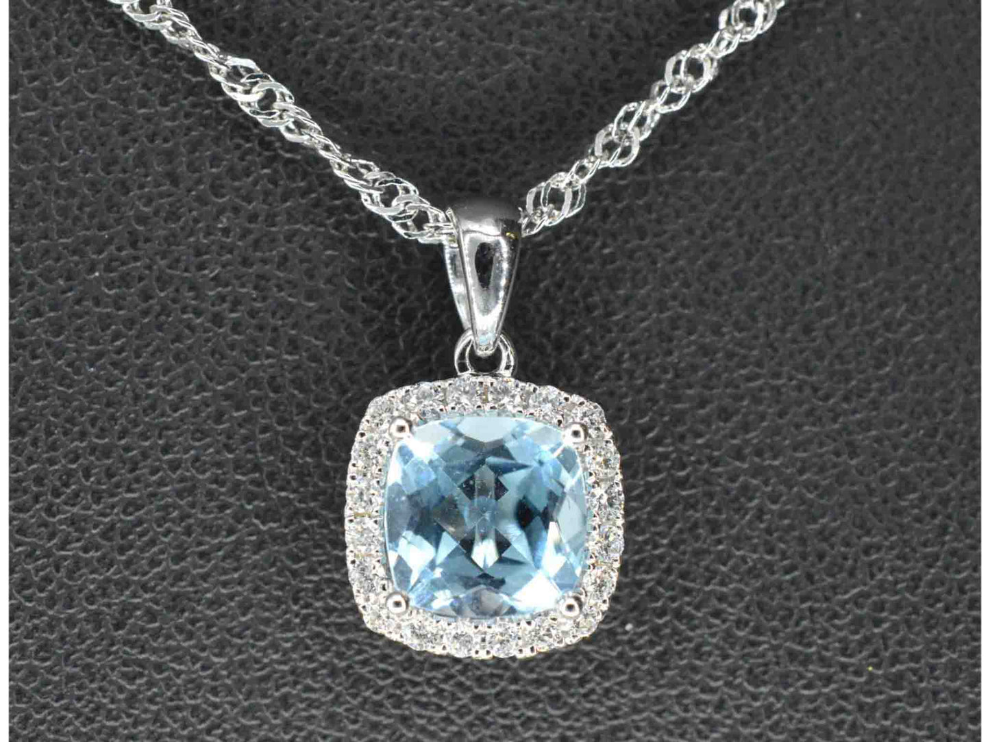 Witgouden entourage hanger bezet met topaas en diamanten 1167-5