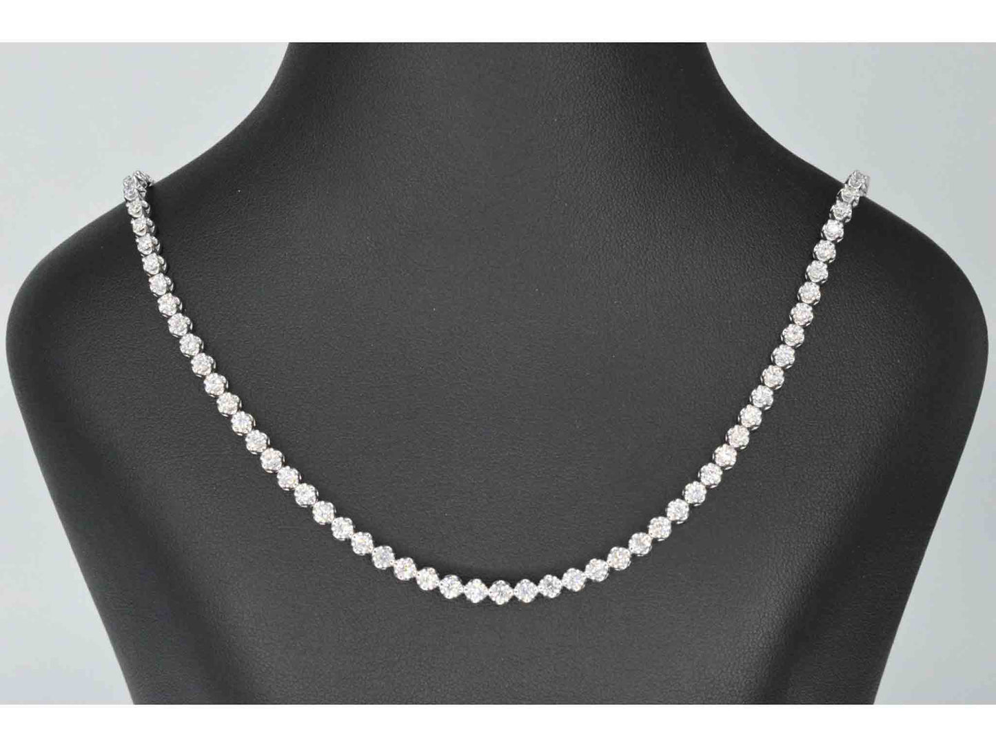 Diamanten tennis collier met 107 briljant geslepen diamanten