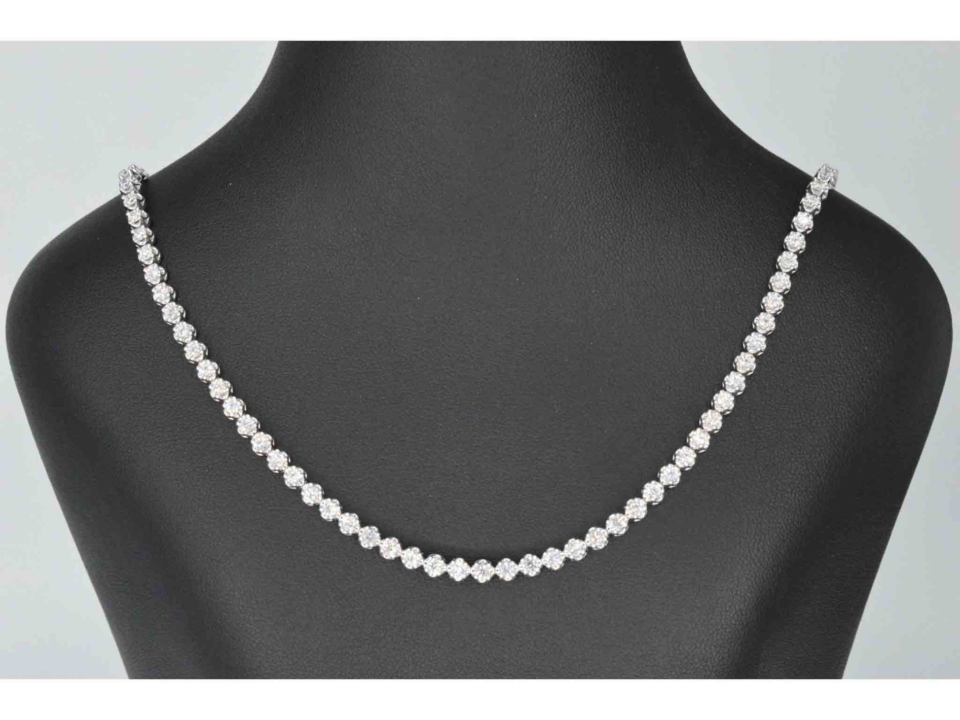 Diamanten tennis collier met 107 briljant geslepen diamanten