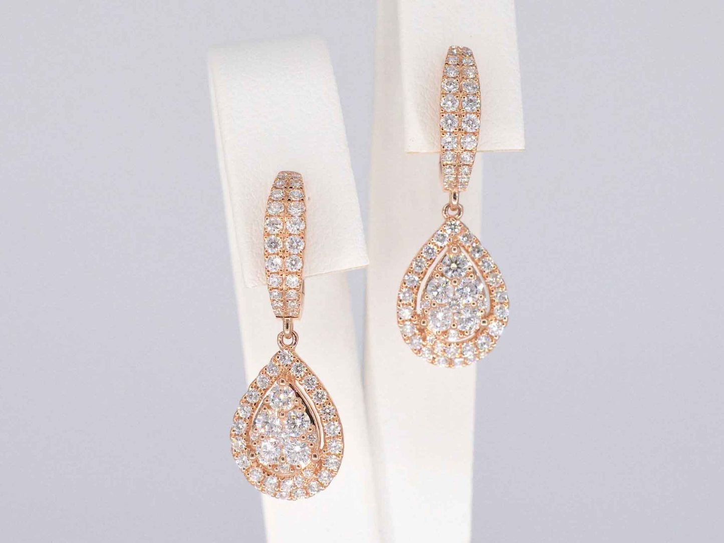 Rosegouden druppelvormige oorhangers met briljant geslepen diamanten