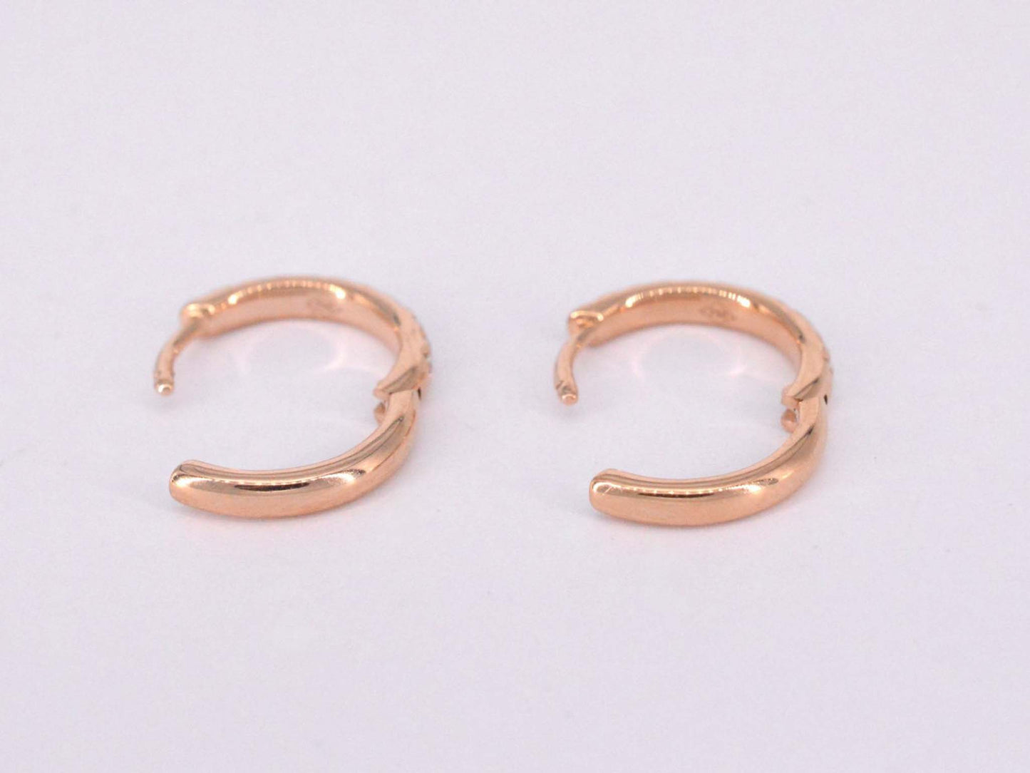 Roségoldene Creolen mit Diamanten