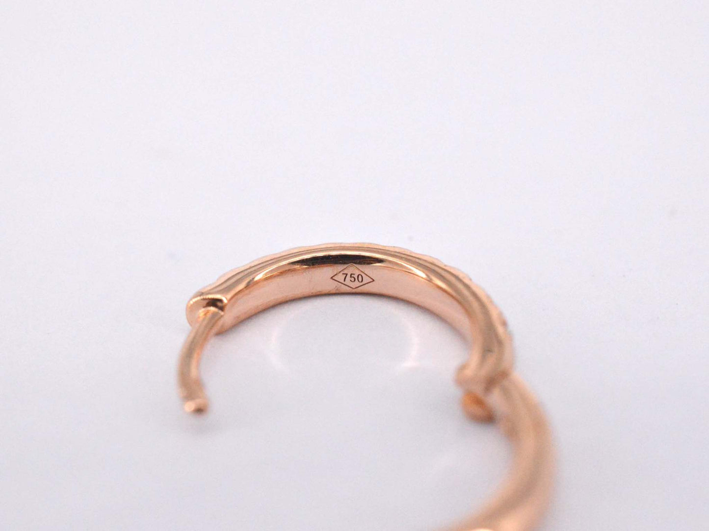 Roségoldene Creolen mit Diamanten