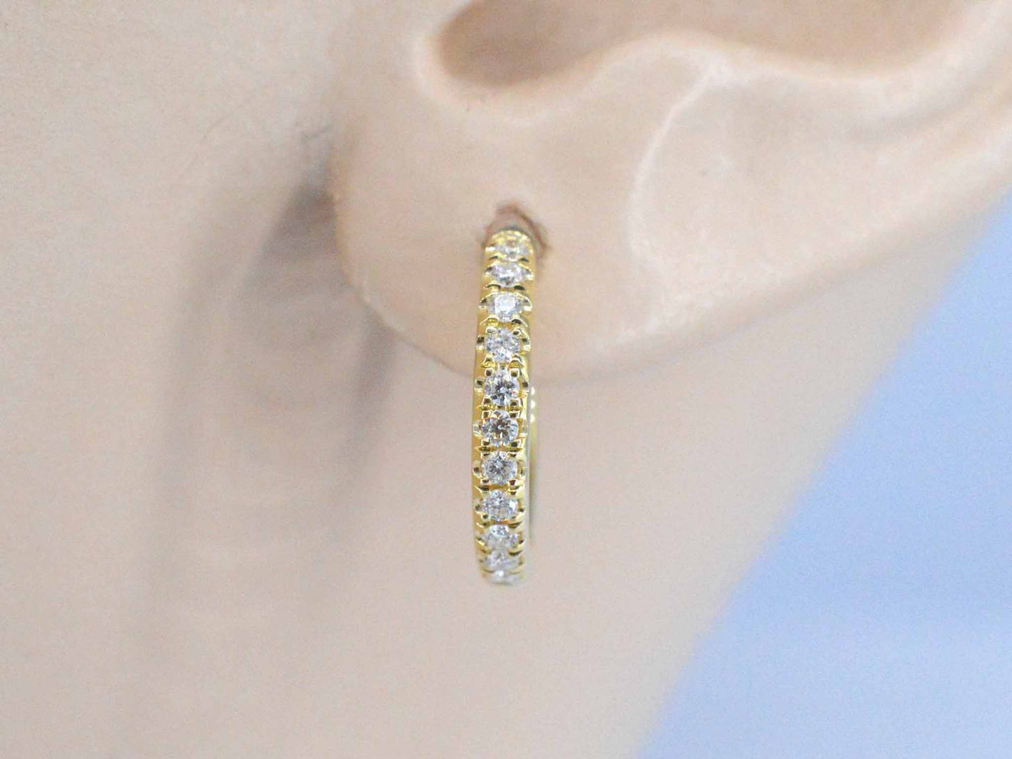 Goldene Creolen mit Diamanten