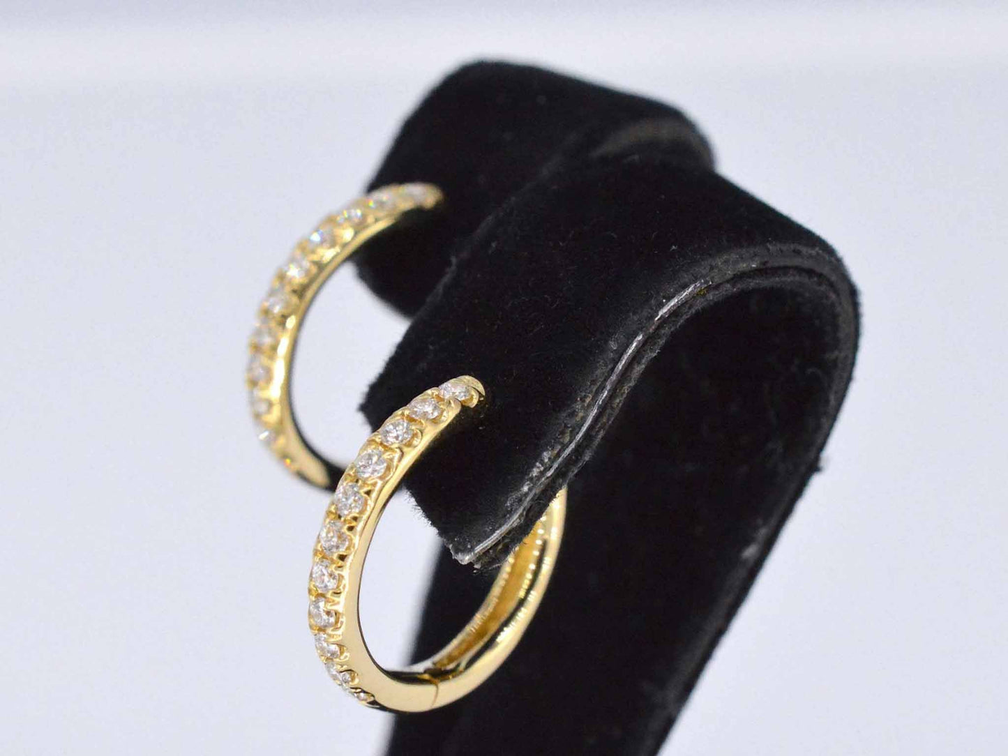 Goldene Creolen mit Diamanten