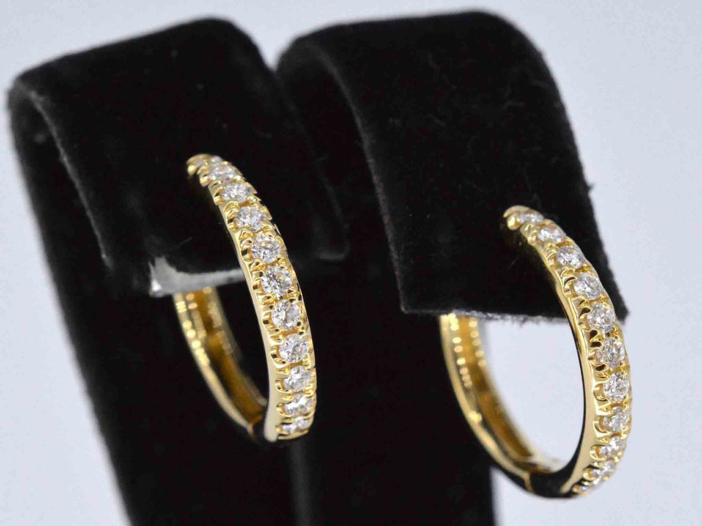 Goldene Creolen mit Diamanten