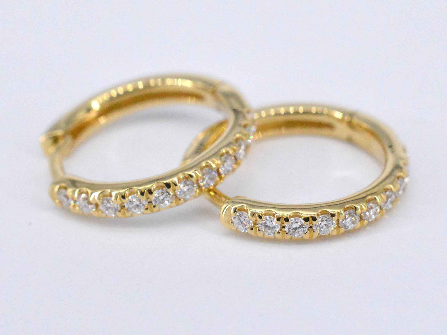 Goldene Creolen mit Diamanten