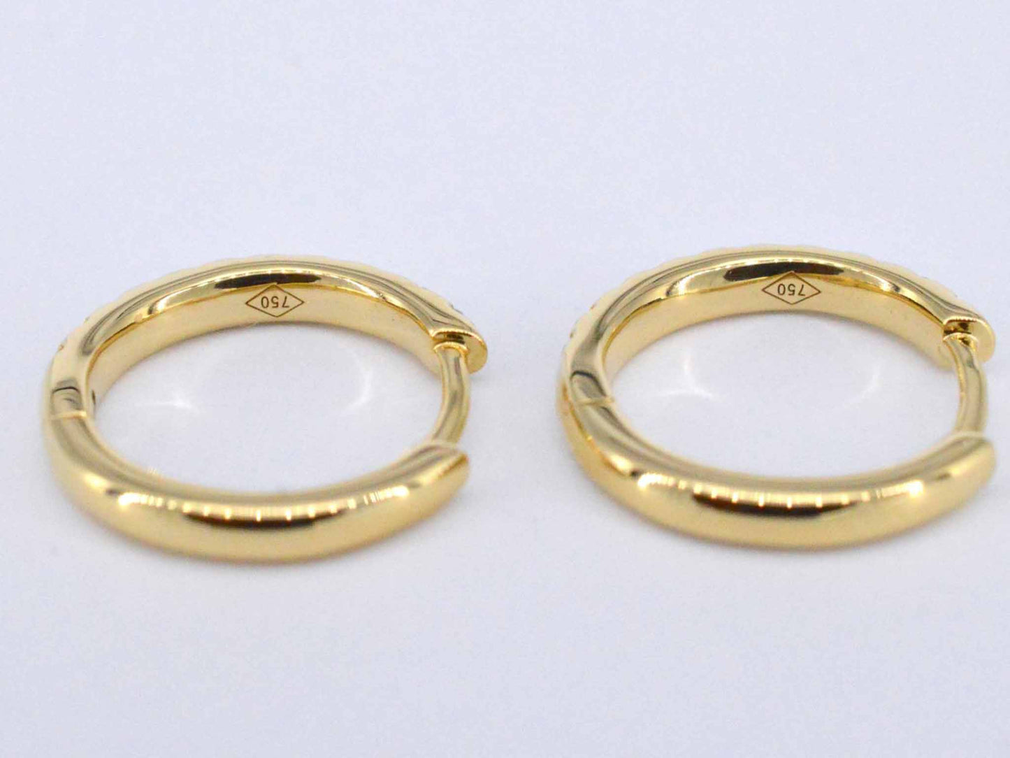 Goldene Creolen mit Diamanten