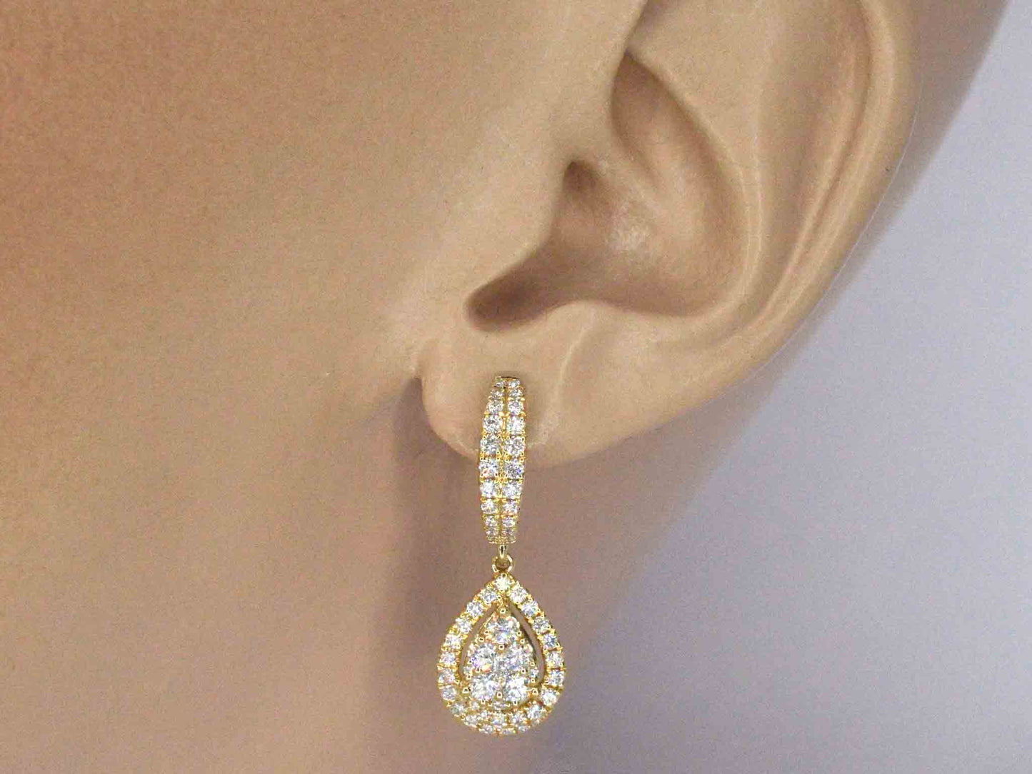 Gouden druppelvormige oorhangers met briljant geslepen diamanten