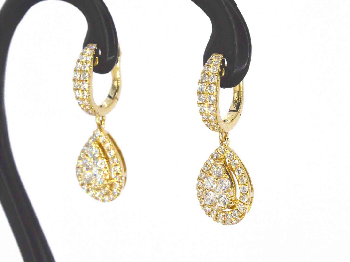 Gouden druppelvormige oorhangers met briljant geslepen diamanten