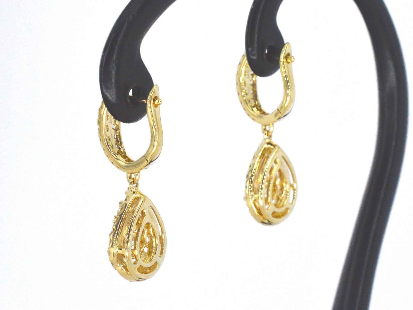 Gouden druppelvormige oorhangers met briljant geslepen diamanten