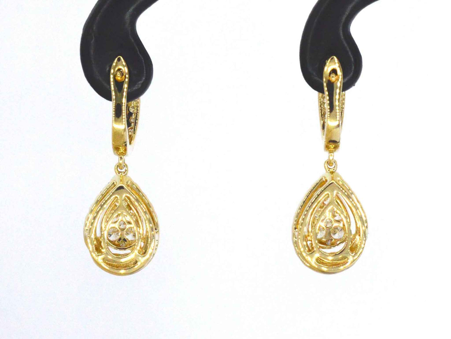 Gouden druppelvormige oorhangers met briljant geslepen diamanten
