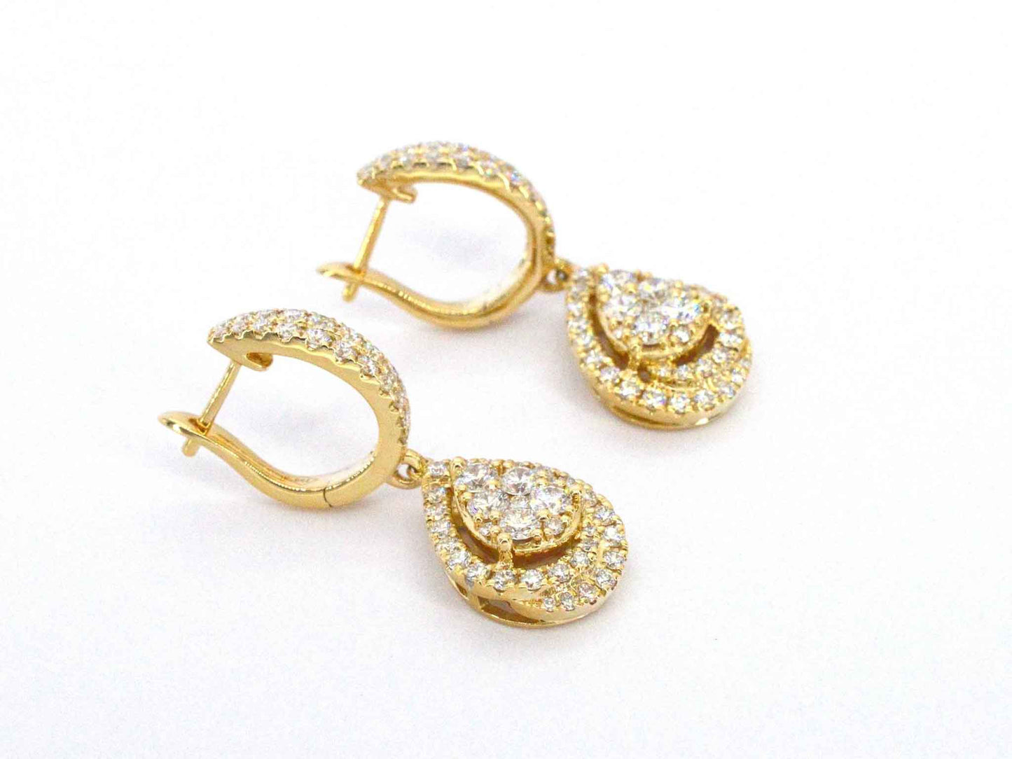 Gouden druppelvormige oorhangers met briljant geslepen diamanten