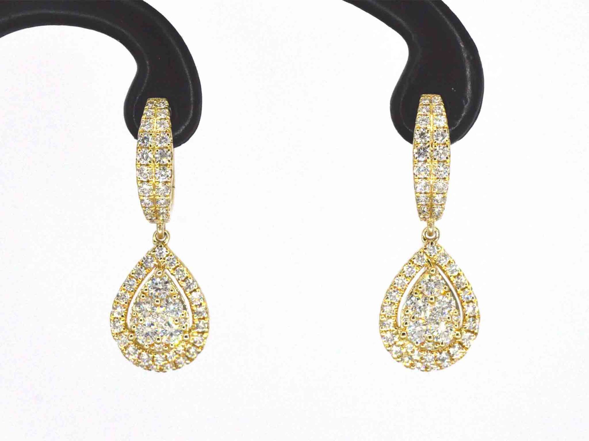 Gouden druppelvormige oorhangers met briljant geslepen diamanten