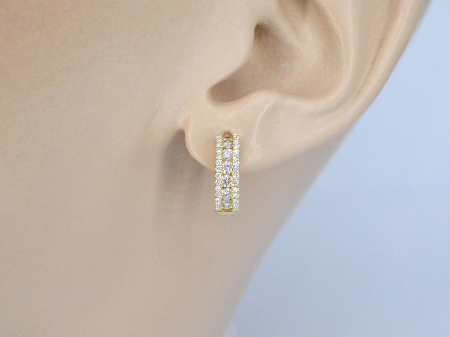 Goldene Creolen mit drei Reihen Diamanten