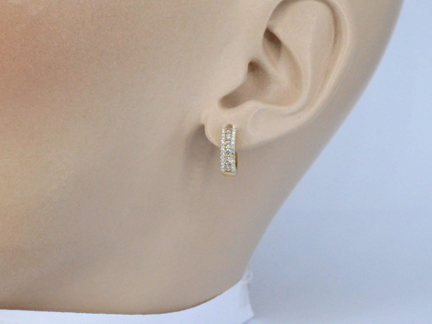 Goldene Creolen mit drei Reihen Diamanten