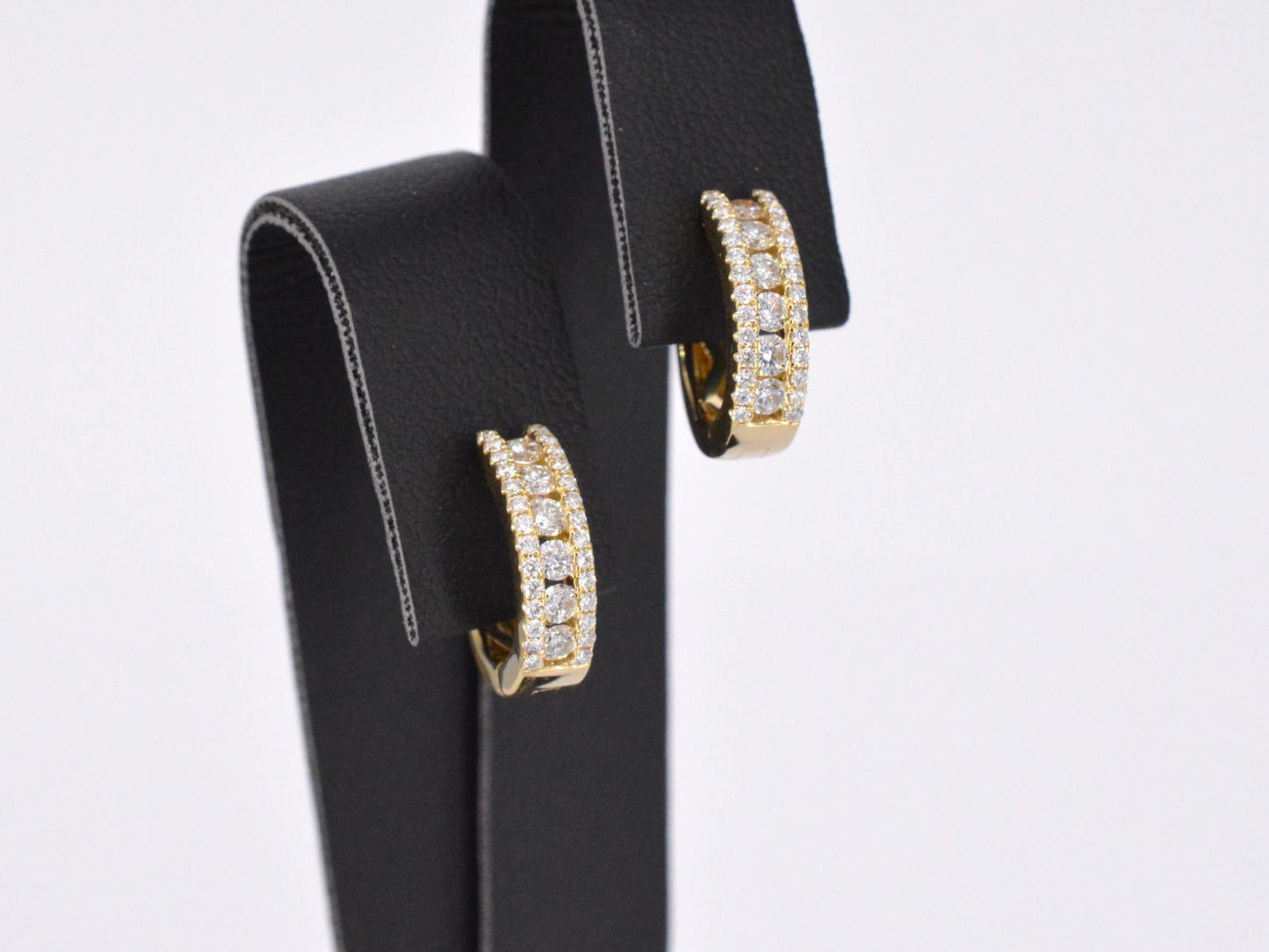 Goldene Creolen mit drei Reihen Diamanten