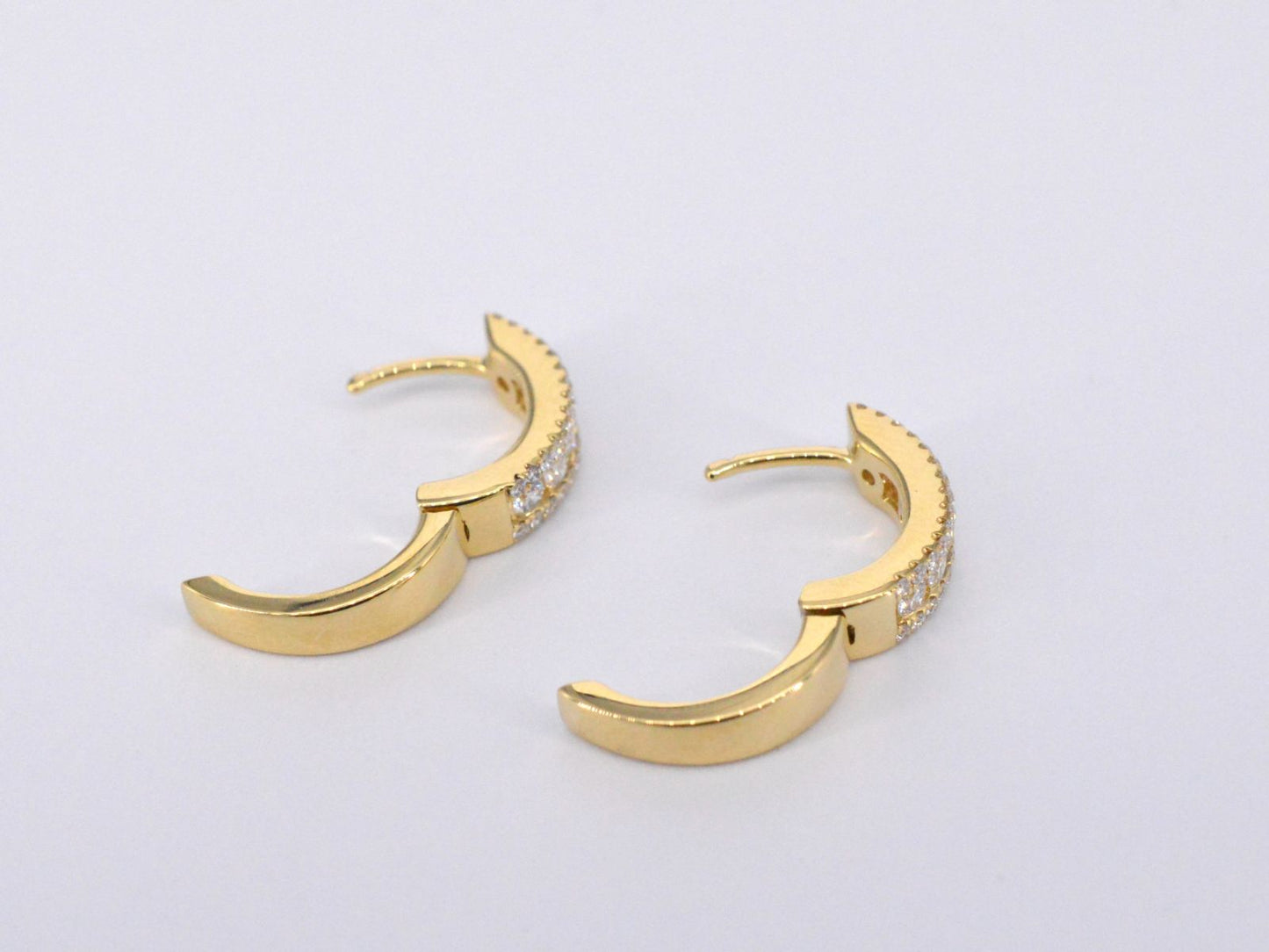 Goldene Creolen mit drei Reihen Diamanten