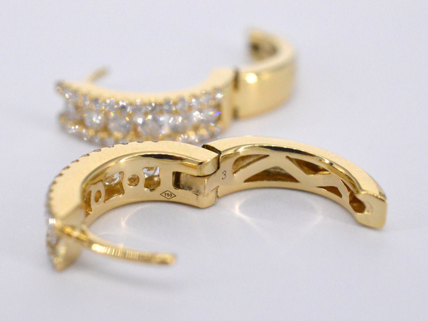 Goldene Creolen mit drei Reihen Diamanten