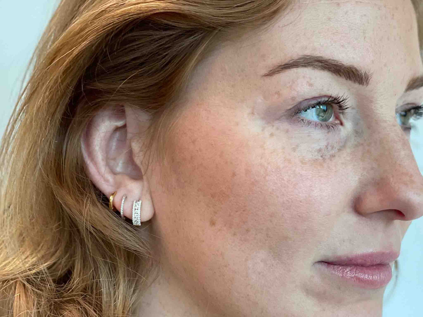 Goldene Creolen mit drei Reihen Diamanten