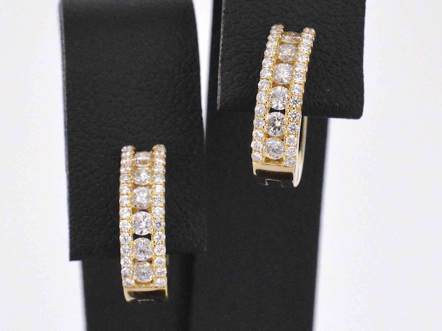 Gouden creolen met drie rijen diamanten