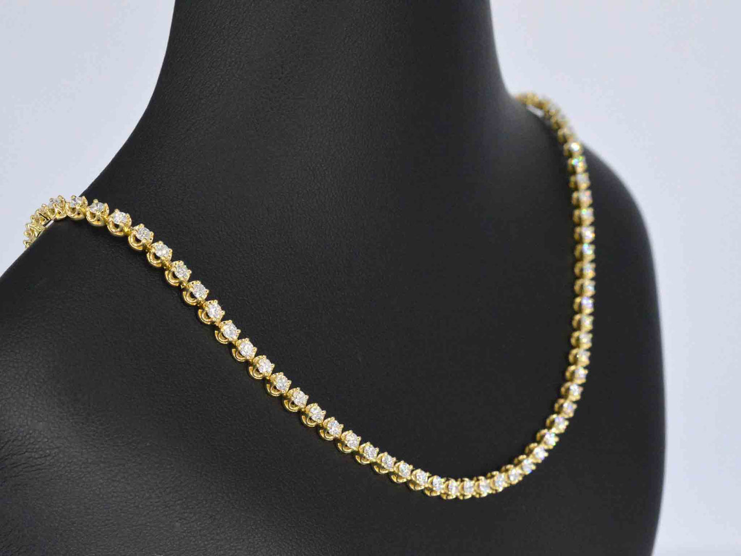 Gouden collier met 107 briljant geslepen diamanten