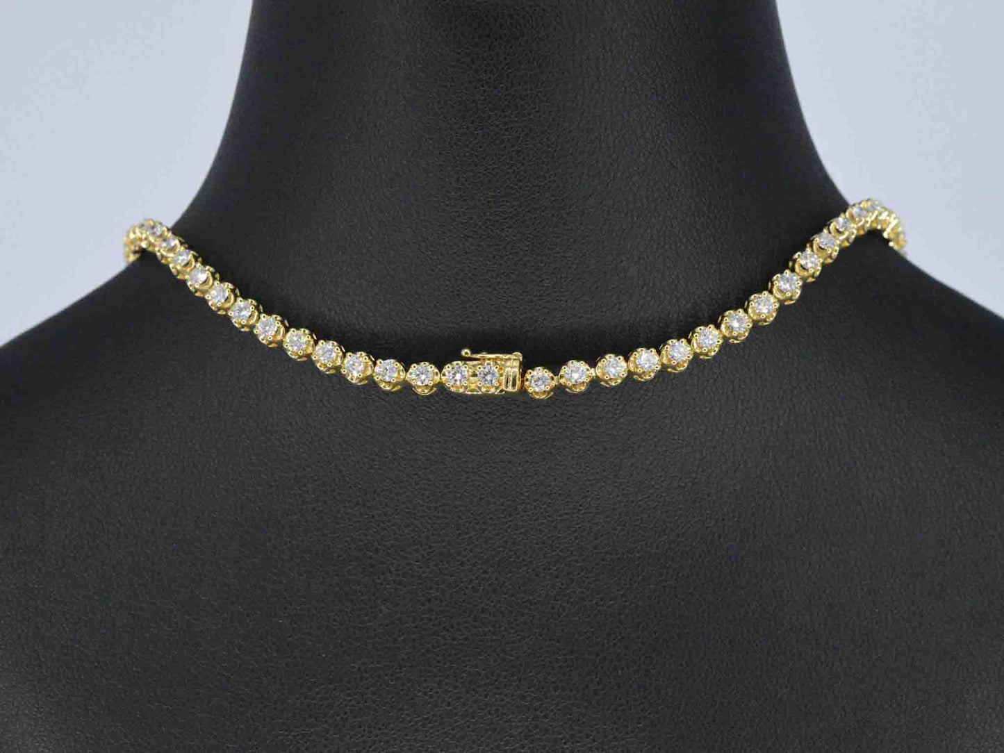 Goldcollier mit 107 Brillanten