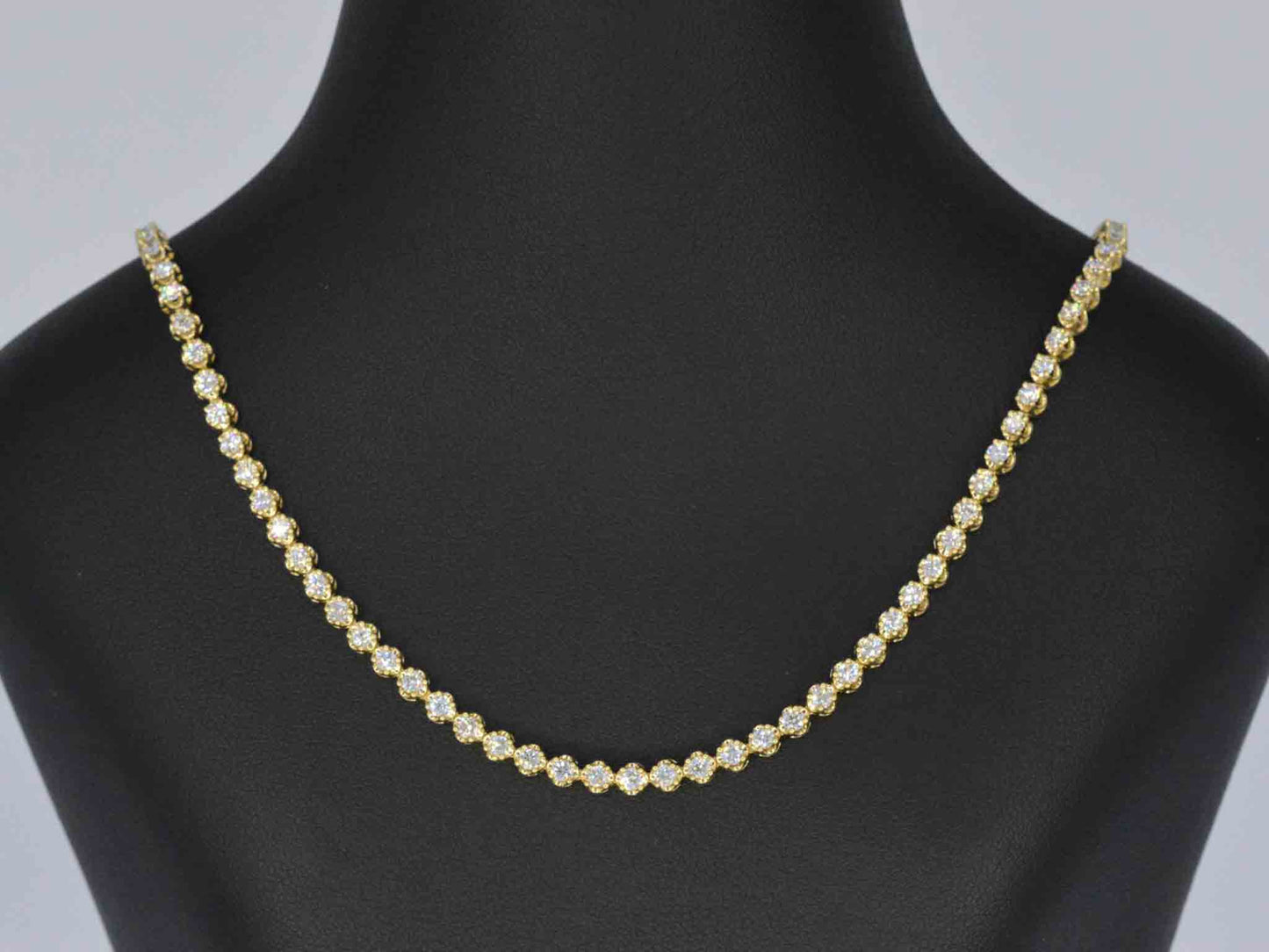 Gouden collier met 107 briljant geslepen diamanten