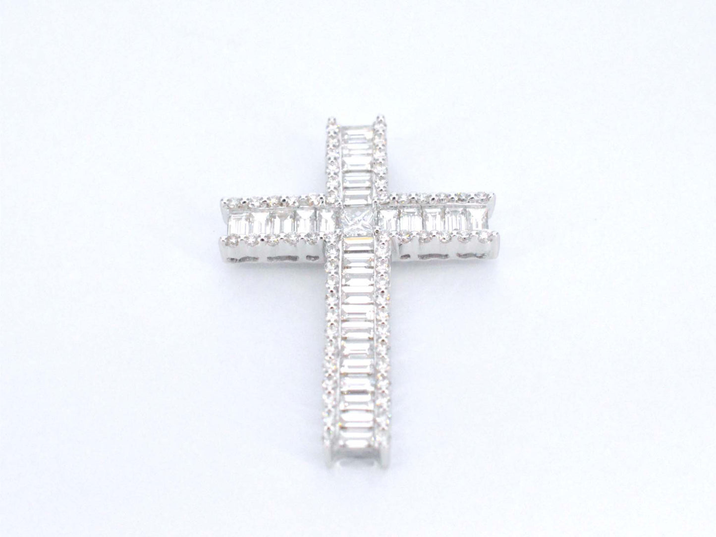 Witgouden kruis hanger met schitterende diamanten gezet