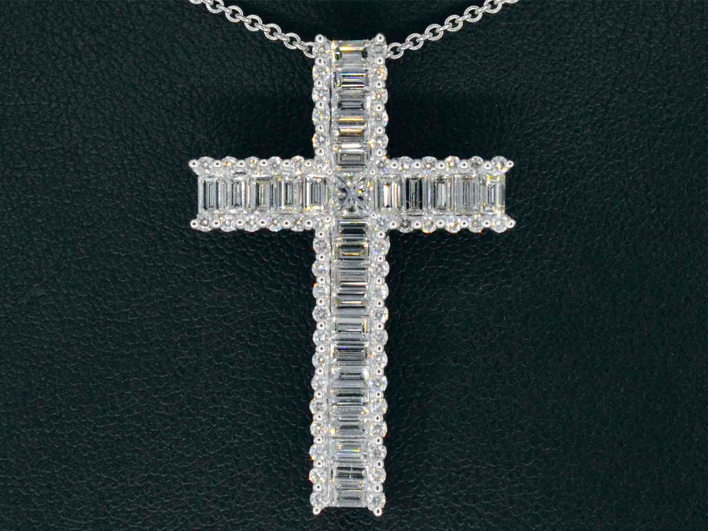 Witgouden kruis hanger met schitterende diamanten gezet