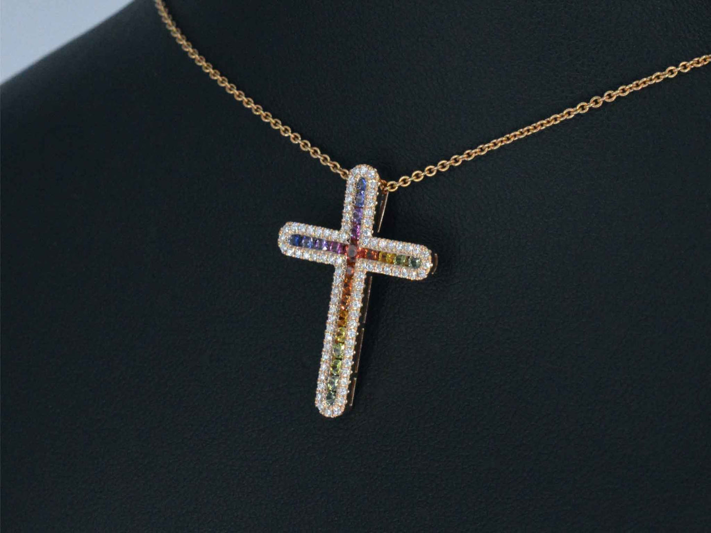 Gouden kruishanger met diamanten en edelstenen