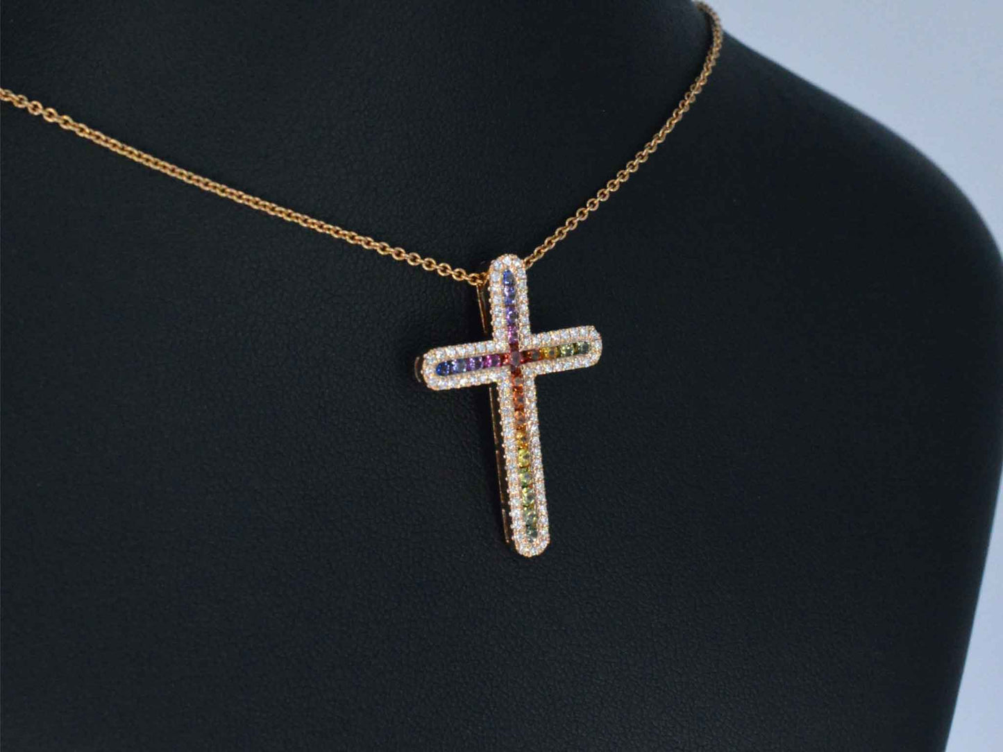 Gouden kruishanger met diamanten en edelstenen