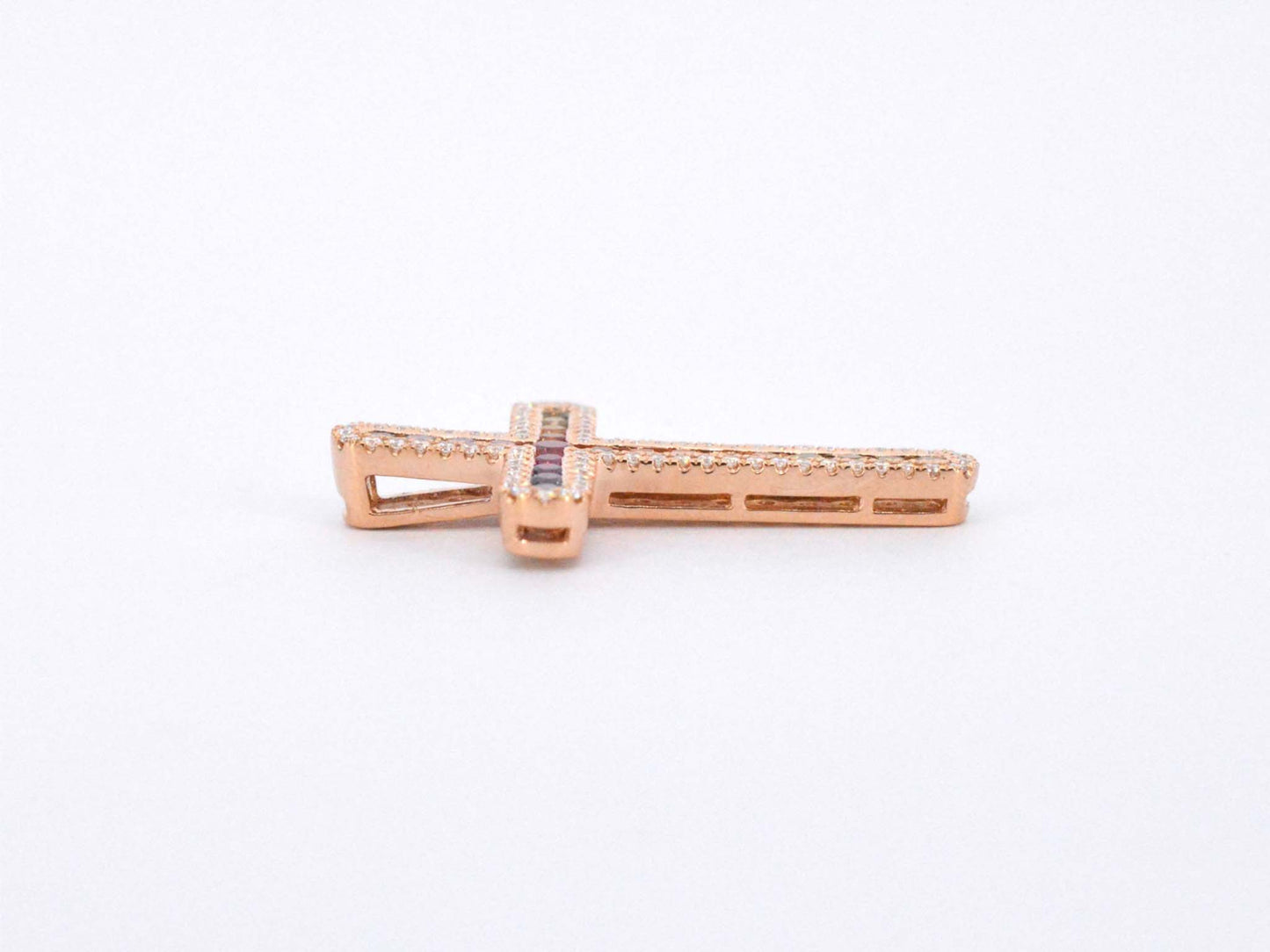 Gouden kruishanger met diamanten en edelstenen