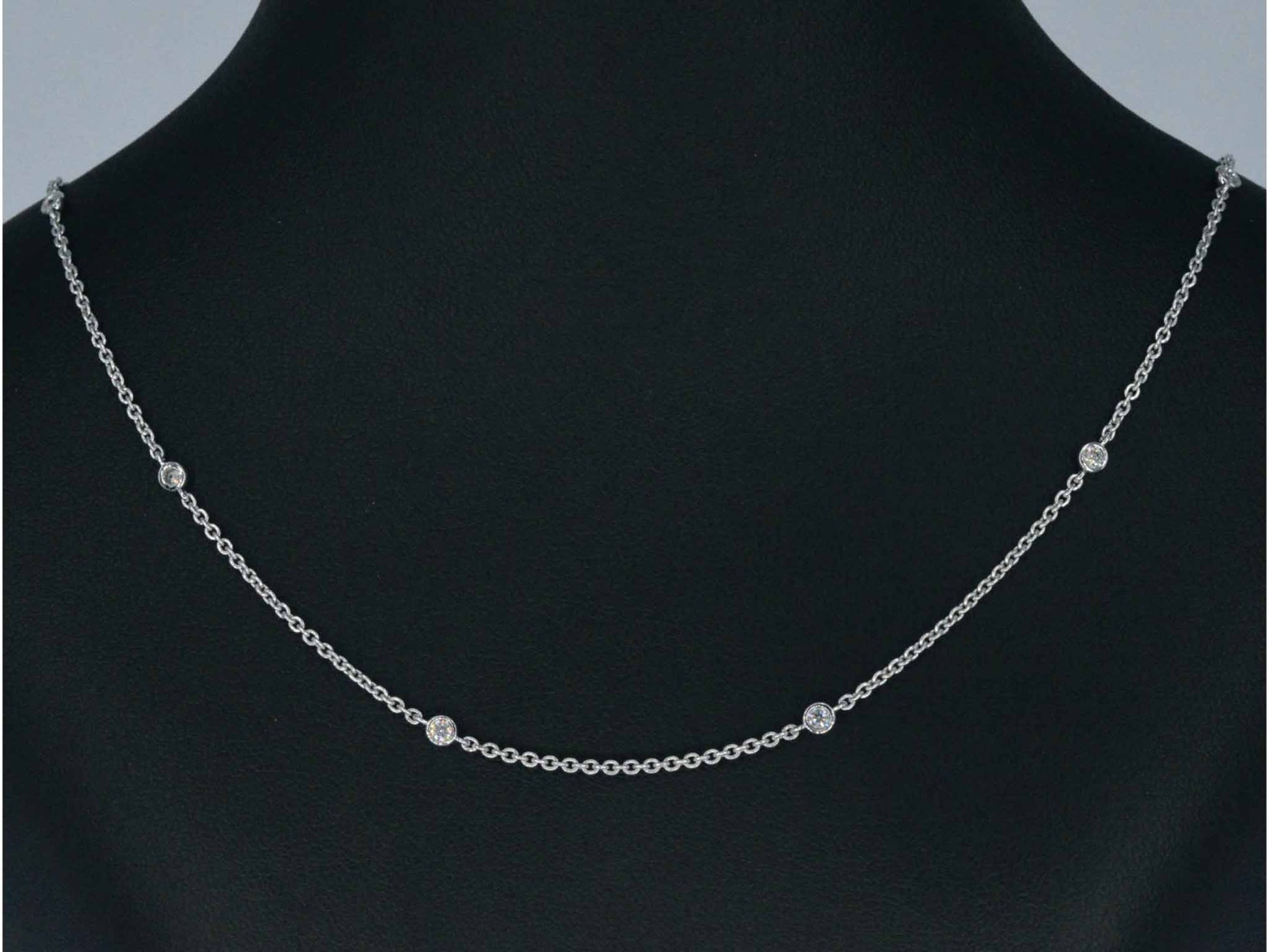Witgouden ketting met 8 briljant geslepen diamanten
